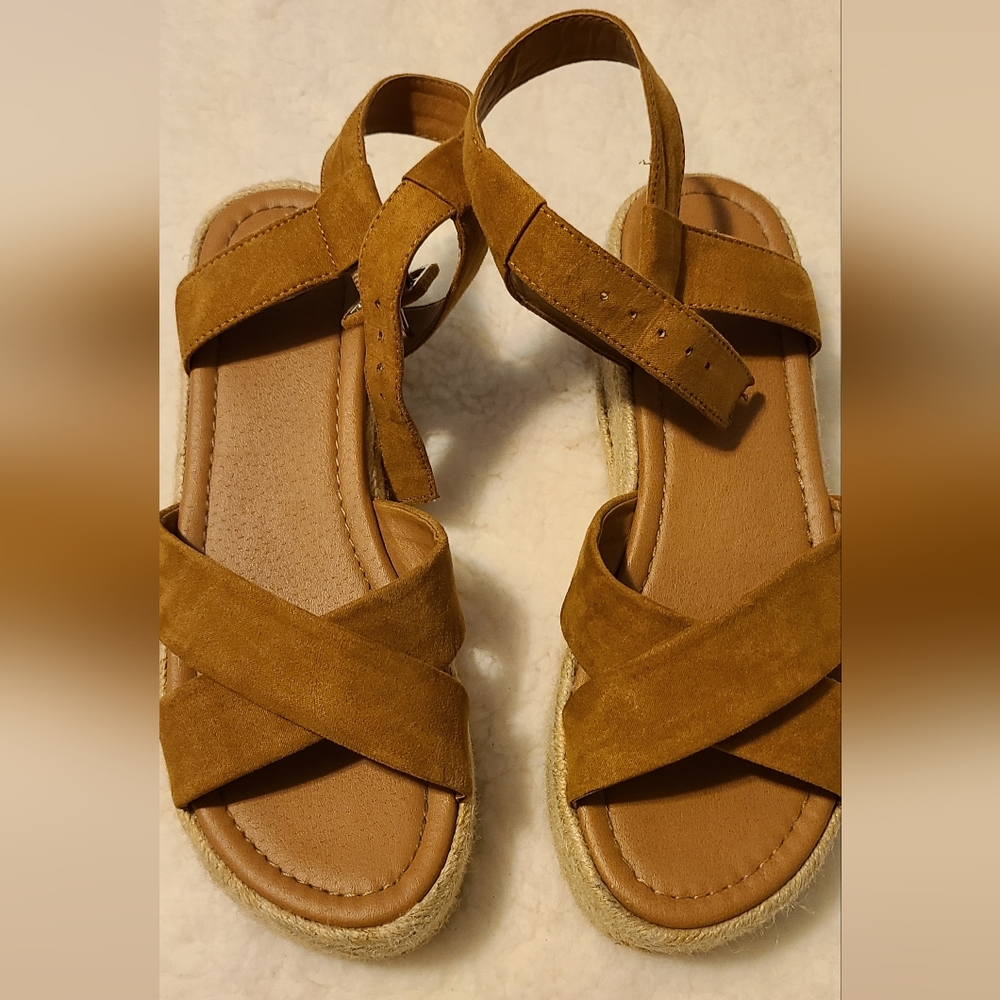 Urban Outfitters size 7 brown platform sandals